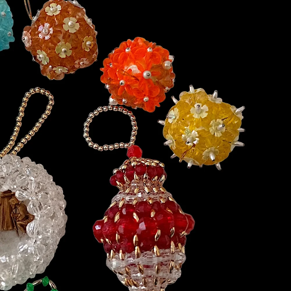 12 Vtg Acrylic Beaded Christmas Ornaments‎ Diorama With Figures Kitschy Pushpin